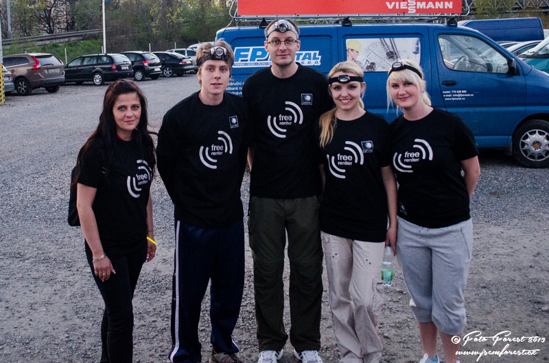 Týmová fotka Freerentier na Nočním běhu pro Světlušku