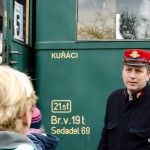 Průvodčí parního vlaku na Říp