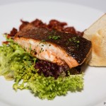 Grilovaný steak z lososa, pesto ze sušených rajčátek