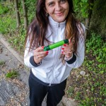 Klára má radost z nalezené kešky