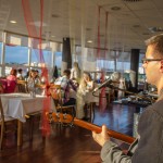 Kytarista v restauraci Sunset