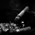 Zátiší s cigaretou a popelníkem