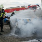 Hořící auto a zásah hasičů 