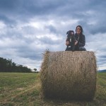 Staffy a Ivana na slámě