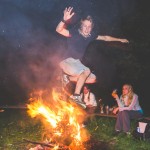 Forest přeskakuje přes oheň