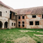 Chátrající zámek v Pouzdřanech