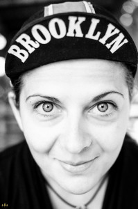 Klára cyklistka v čepici Brooklyn