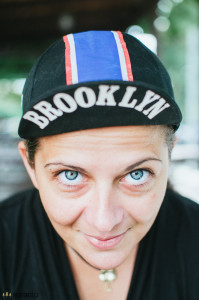 Klára cyklistka v čepici Brooklyn